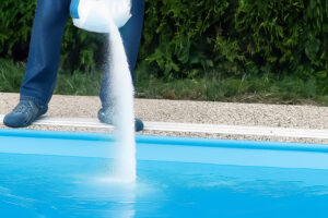 colocando cloro na piscina