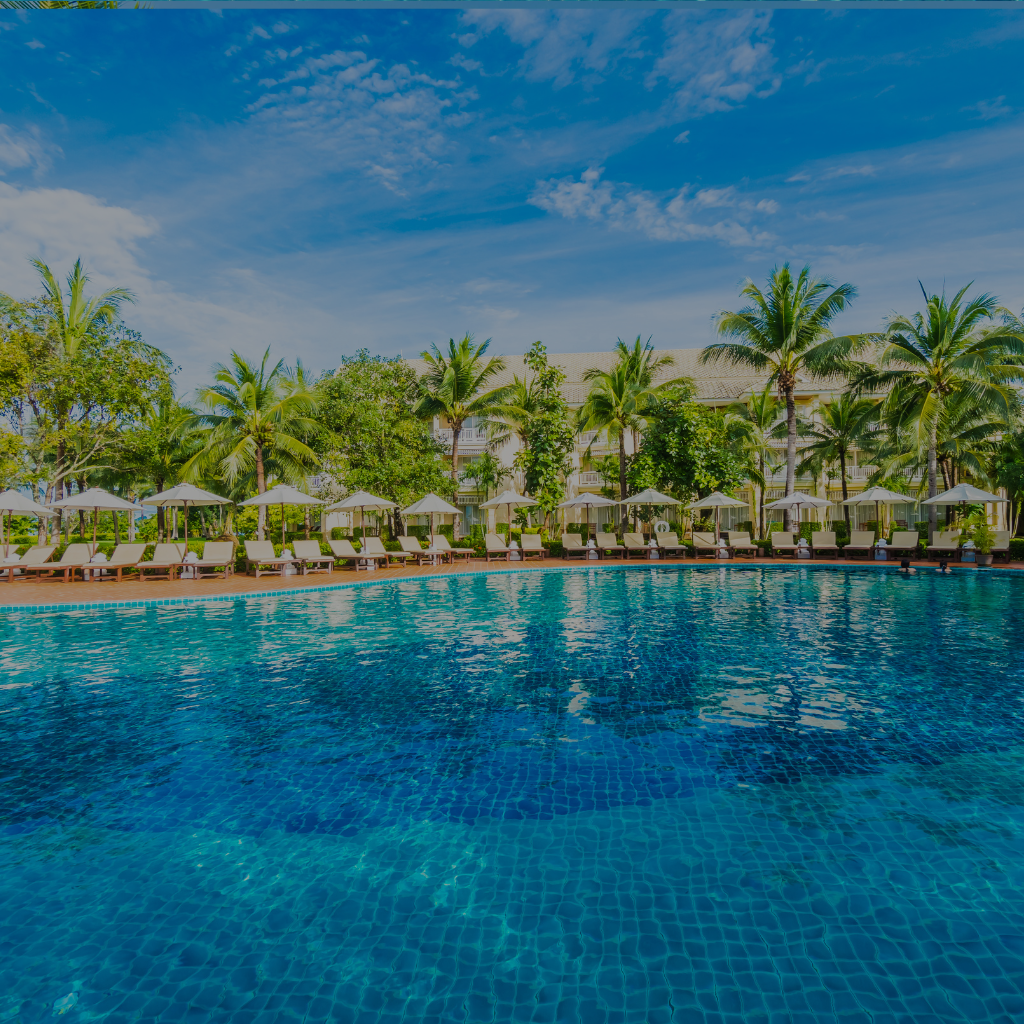 Piscina de luxo com iluminação ao entardecer